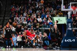 亚博体育- 哈登在中国前呼后拥万人追捧 